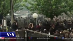 Tensione në veriun e Kosovës, protestuesit serbë përplasen me KFOR-in në Zveçan