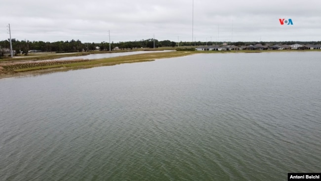 Los lagos tienen un sistema para regular su capacidad y vaciarse en caso de predicción de una fuerte tormenta, de manera que se evita, en la manera de lo posible, las inundaciones.