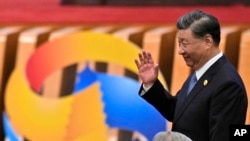 Presiden China Xi Jinping melambai setelah berbicara di Belt and Road Forum di Beijing, 18 Oktober 2023. (Foto: AP)
