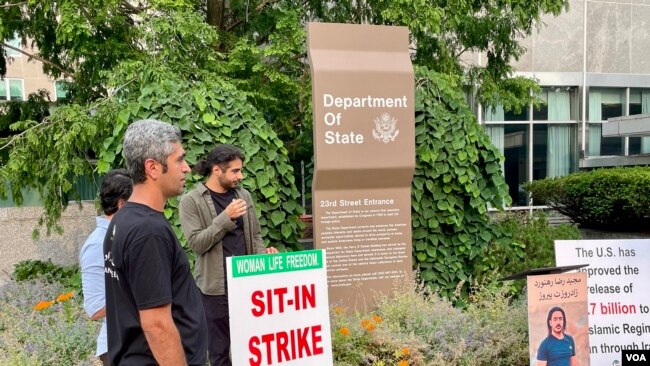 The National Solidarity Group for Iran activist group ends its two-week sit-in on a sidewalk near an entrance of the US State Department's Harry S Truman building in Washington on June 16, 2023. (Michael Lipin/VOA)