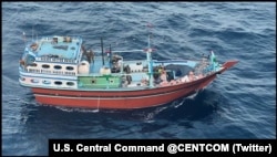 美国中央司令部2024年1月11日在阿拉伯海的一艘船上缴获了伊朗制造、运往也门胡塞武装的导弹部件和其它武器 （照片来源：美国中央司令部）
