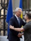Generalni sekretar NATO-a Jens Stoltenberg, lijevo, i ukrajinski predsjednik Volodymyr Zelenskyy rukuju se prije sastanka u Kijevu, Ukrajina, 28. septembra 2023.