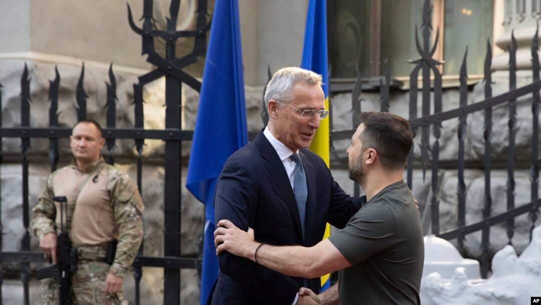 Generalni sekretar NATO-a Jens Stoltenberg, lijevo, i ukrajinski predsjednik Volodymyr Zelenskyy rukuju se prije sastanka u Kijevu, Ukrajina, 28. septembra 2023.