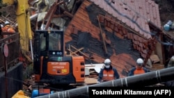 Tim penyelamat mencari korban hilang di lokasi tanah longsor di distrik Kawashima di Kota Anamizu, Prefektur Ishikawa, pada 6 Januari 2024. (Foto: AFP)