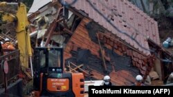 Tim SAR mencari korban yang hilang di lokasi tanah longsor di distrik Kawashima, kota Anamizu, Prefektur Ishikawa, 6 Januari 2024, setelah gempa bumi besar berkekuatan 7,5 melanda wilayah Noto pada Hari Tahun Baru. (Toshifumi KITAMURA / AFP)