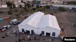 Una vista aérea muestra un nuevo refugio establecido por las autoridades locales para alojar a migrantes, en su mayoría de Venezuela, en Ciudad Juárez, México, el 23 de mayo de 2023.