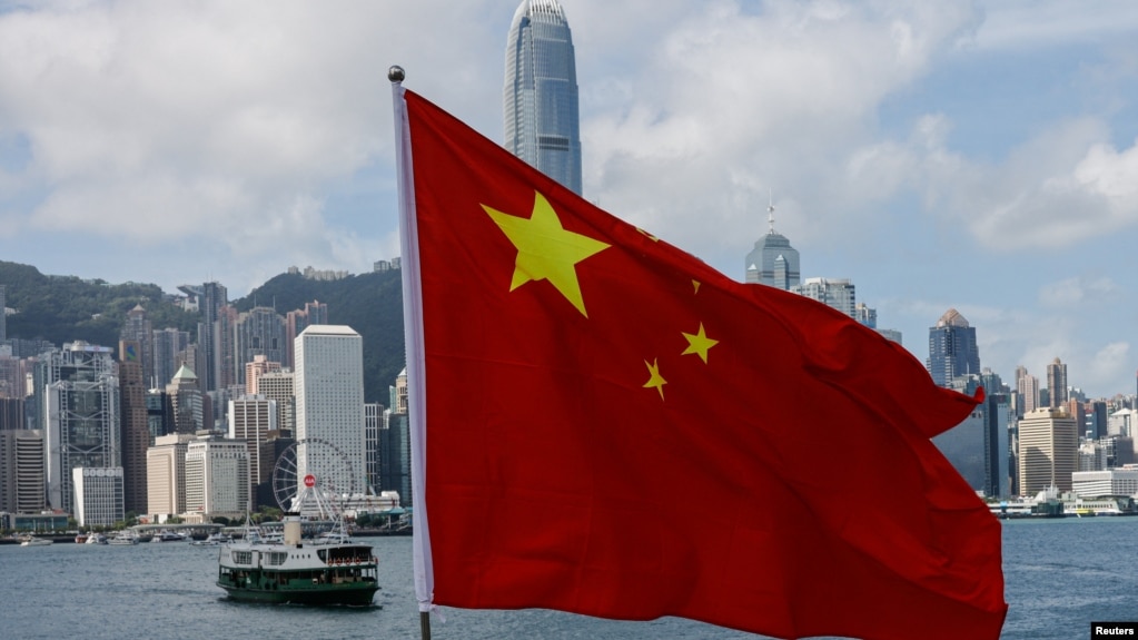 资料照：香港岛与中国国旗(photo:VOA)