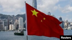 Bendera nasional China terlihat di depan distrik keuangan Central pada Hari Nasional China di Hong Kong, China, 1 Oktober 2022. (Foto: REUTERS/Tyrone Siu)