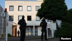 FILE - Polisi mengamankan area di "Zentrum der islamischen Kultur Frankfurt e.V." setelah Kementerian Dalam Negeri Jerman melarang asosiasi Islamic Center Hamburg (IZH) dan organisasi cabangnya, di Frankfurt, Jerman, 24 Juli 2024. (Maximilian Schwarz/REUTERS)