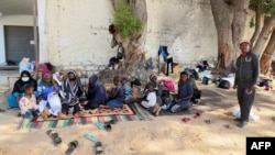 Des réfugiés du Soudan sur un sit-in du Haut Commissariat des Nations Unies pour les réfugiés (HCR) à Tripoli, le 15 juillet 2023.