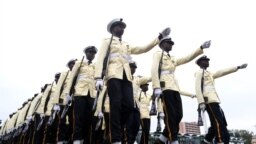Anggota militer Nigeria berbaris dalam acara pelantikan Presiden Nigeria Bola Tinubu, di Abuja, Nigeria, pada 29 Mei 2023. (Foto: AFP/Kola Sulaimon)