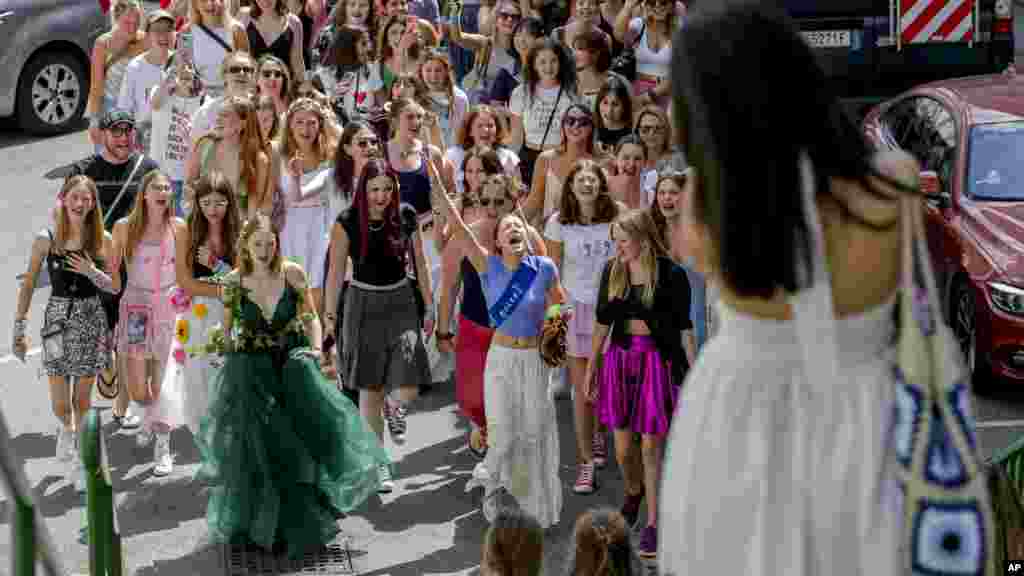 Swifties sing and dance in Vienna after organizers of three Taylor Swift concerts there were called off after an apparent plot to launch an attack on an event in the Vienna area.