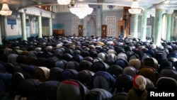 Sejumnlah jemaah melaksanakan Salat Jumat di Masjid Suleymaniya di London, Inggris, pada 10 Februari 2023. (Foto: Reuters/Henry Nicholls)