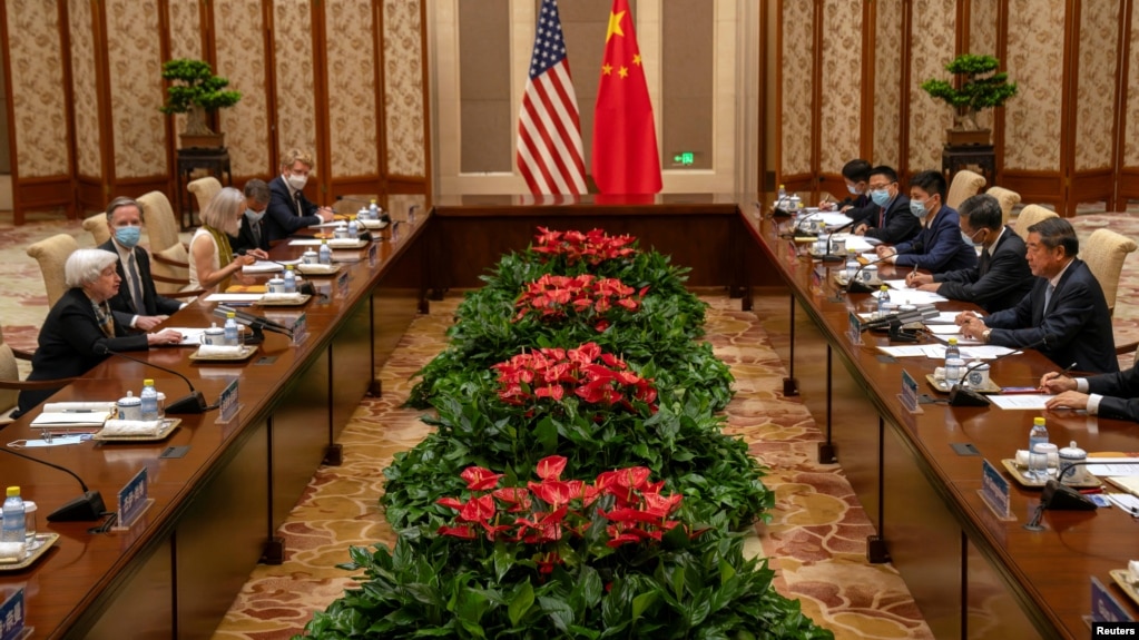 资料照片：美国财长耶伦（左）与中国副总理何立峰（右）在北京钓鱼台国宾馆举行会谈（2023年7月8日）(photo:VOA)