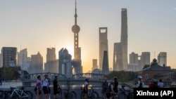 人们在上海外滩观看浦东的日出，上海是中国经济最发达的城市之一。(资料照片：2023年11月3日)