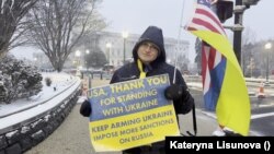 Роберт Гарві, американський активіст, мітингує на підтримку України, перед будівлею Конгресу США, Вашингтон, Понеділок, 15-те січня 2024 року.