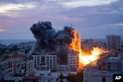 Api dan asap membubung pasca serangan udara Israel, di Kota Gaza, Sabtu, 7 Oktober 2023. (Foto: AP)