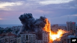 2023年10月7日，以色列空袭加沙城，大火和浓烟升腾。