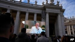 Папата Фрањо забележан како се искашлува на голем екран за време на пладневната молитва Ангел Господов, од капелата на хотелот на теренот во Ватикан каде што живее, 26 ноември 2023 година.