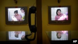 Para ibu dengan bayinya yang baru lahir terlihat di layar televisi pada stasiun konferensi video, di Rumah Sakit Bersalin Pyongyang saat tur pers di Pyongyang, Korea Utara, 7 Mei 2016. (AP/Wong Maye-E)