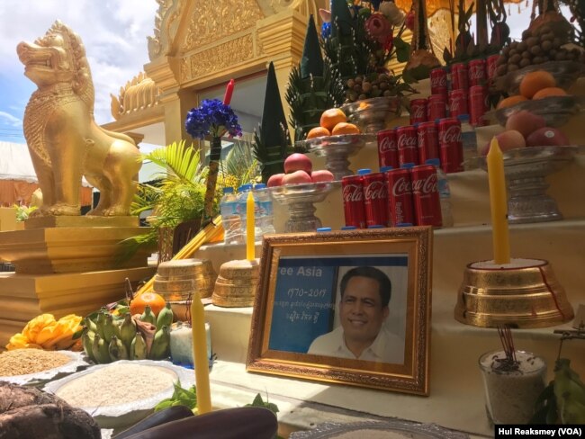 រូបឯកសារ៖ ពិធីក្រុងពាលីឆ្លងចេតិយលោក កែម ឡី នៅឃុំលាយបូរ ស្រុកត្រាំកក់ ខេត្តតាកែវ។ (ហ៊ុល រស្មី/វីអូអេ)