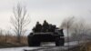 Un vehículo blindado ucraniano circula por una carretera no lejos de la línea del frente en la región de Donetsk el 16 de noviembre de 2023, en medio de la invasión rusa de Ucrania.