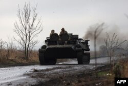 Un vehículo blindado ucraniano circula por una carretera no lejos de la línea del frente en la región de Donetsk el 16 de noviembre de 2023, en medio de la invasión rusa de Ucrania.