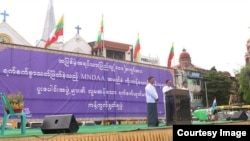 ရန်ကုန်မြို့ မြို့တော်ခန်းမရှေ့မှာ တပ်မတော်ထောက်ခံသူတွေ စုဝေးပြီး MNDAA ကန့်ကွက်ရှုတ်ချပွဲ ပြုလုပ်နေစဉ် (ဩဂုတ် ၃၊ ၂၀၂၄)