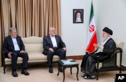 Pemimpin Tertinggi Iran Ayatollah Ali Khamenei (kanan), bersama Kepala Hamas Ismail Haniyeh (tengah) dan pemimpin kelompok Jihad Islam Palestina Ziad Nakhaleh dalam sebuah pertemuan di Teheran, Iran, Selasa, 30 Juli 2024. (Kantor Pemimpin Tertinggi Iran via AP)