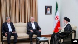 Kiongozi wa juu zaidi wa Iran Ayatollah Ali Khamenei (kulia) akizungumza na kiongozi wa wanamgambo wa Hamas Ismail Haniyeh (katikati) katika mkutano mjini Tehran July 30 2021