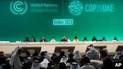 Presiden COP28 Sultan al-Jaber berbicara selama sesi pleno inventarisasi KTT Iklim PBB COP28 di Dubai, Uni Emirat Arab, Senin 11 Desember 2023.