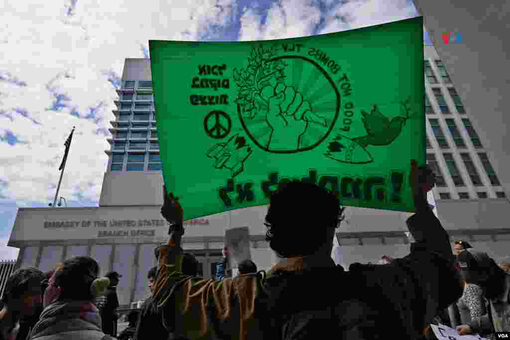 Manifestantes protestan frente a la embajada de EEUU en Tel Aviv pidiendo que el gobierno estadounidense cese la venta de armas a Israel.