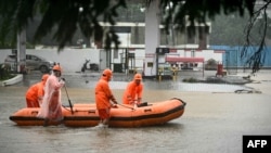 Wafanyakazi wa Kikosi cha Taifa cha Kukabiliana na Majanga (NDRF) wakati wa operesheni ya uokoaji huko Chennai Desemba 4, 2023. Picha na R. Satish BABU / AFP.