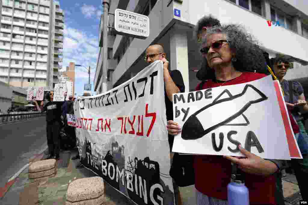 Activistas protestan en Tel Aviv, frente a la embajada de EEUU, pidiendo que el gobierno estadounidense cese la venta de armas a Israel y el fin de la guerra en Gaza.