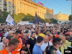 Građani učestvuju na protesnom skupu "Rudnika neće biti" protiv otvaranja rudnika litijuma u dolini reke Jadar, na Terazijama u Beogradu, 10. avgusta 2024. (Foto: Glas Amerike / Stefan Miljuš)