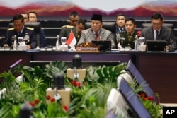 Menteri Pertahanan Indonesia Prabowo Subianto (tengah), menyampaikan sambutannya pada Pertemuan Menteri Pertahanan ASEAN Plus di Jakarta, Kamis, 16 November 2023. (Willy Kurniawan/Pool Photo via AP)