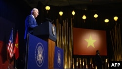 Cây tre được dùng trong trang trí tại cuộc họp báo của Tổng thống Mỹ Joe Biden ở Hà Nội hôm 10/9/2023. Ngoại giao 'cây tre' đang giúp Việt Nam đạt được thế cân bằng trong quan hệ với các siêu cường như Mỹ và Trung Quốc. 