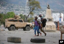 Warga meninggalkan rumah mereka untuk menghindari kekerasan geng di lingkungan Portail di Port-au-Prince, Haiti, Kamis, 29 Februari 2024.