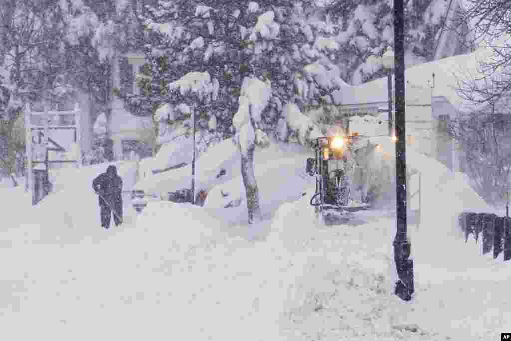 Nieve acumulada en un vecindario durante la tormenta en Truckee, California.