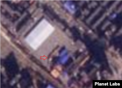 단둥 세관 야적장을 촬영한 17일 자 위성사진에서 50m 길이의 대형 물체(화살표)가 식별된다. 사진=Planet Lab