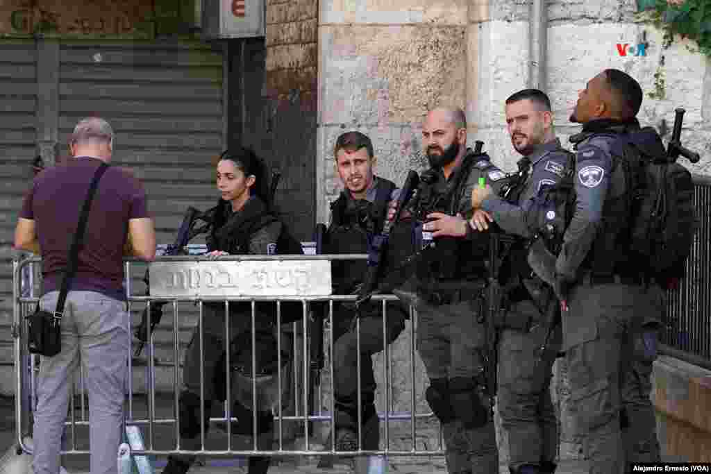 Efectivos de la policía de fronteras de Israel controlan uno de los accesos al barrio árabe de la Ciudad Vieja de Jerusalén.