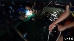 শতাধিক যাত্রী বহনকারী ওয়াটার বাসটি ডুবে যাওয়ার পর, ৪ জনের মরদেহ উদ্ধার করেছে উদ্ধারকারীরা। ১৬ জুলাই, ২০২৩। 