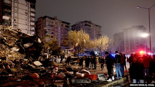 Gaziantep'te deprem sonrası insanlar enkaz başında