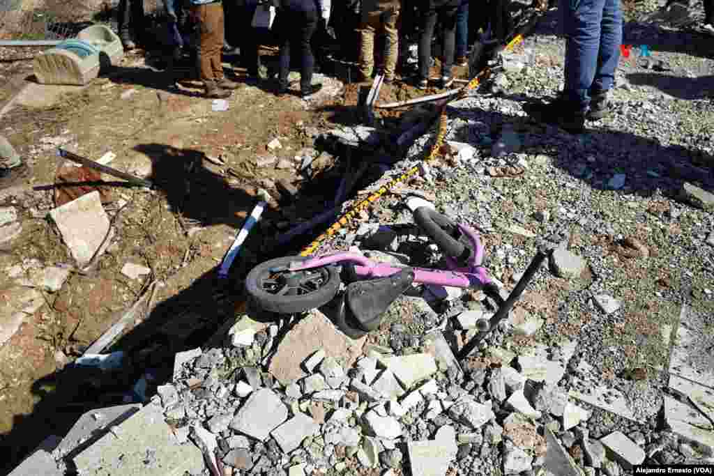 Detalle de una bicicleta de niño entre los escombros hoy en el kibutz Be&#39;eri que fue visitado por el jefe diplomacia europea Joseph Borrell, acompañado por el ministro israelí de exteriores, Eli Cohen.