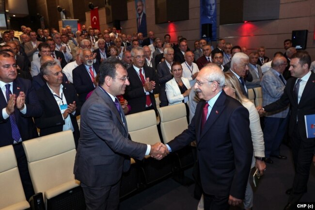 CHP, İmamoğlu ve Kılıçdaroğlu'nun toplantı öncesin tokalaştıkları bir fotoğrafı paylaştı.
