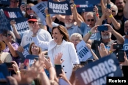 Wakil Presiden AS sekaligus calon presiden dari Partai Demokrat Kamala Harris melambaikan tangan kepada khalayak selama acara kampanye di Eau Claire, Wisconsin, AS, 7 Agustus 2024. (Foto: Reuters)