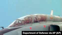 Imagem de vídeo fornecida pelo Departamento de Defesa mostra uma interceptação de um avião de guerra dos EUA por uma aeronave chinesa no Oceano Pacífico em 8 de junho de 2022
