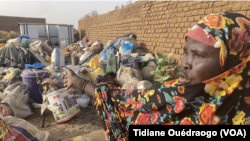 Femme déplacée dans la ville malienne de Koro (au centre) après avoir fui les violences dans le nord du Burkina Faso, le 4 mars 2024. (T. Ouédraogo /VOA)