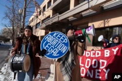 Aktivis anti-Aborsi berdemonstrasi di luar markas Komite Nasional Demokrat (DNC), di Washington, Rabu, 17 Januari 2024. (AP/Jose Luis Magana)