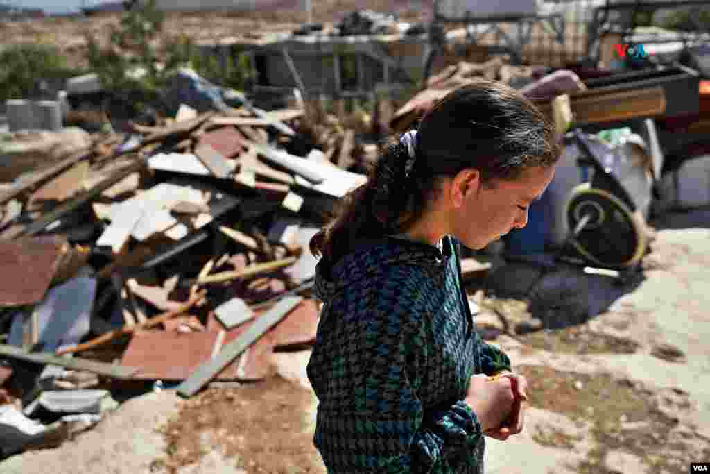 Una niña palestina camina entre los escombros y la basura esparcidos por toda la aldea de Susya,&nbsp;el 6 de noviembre de 2023.